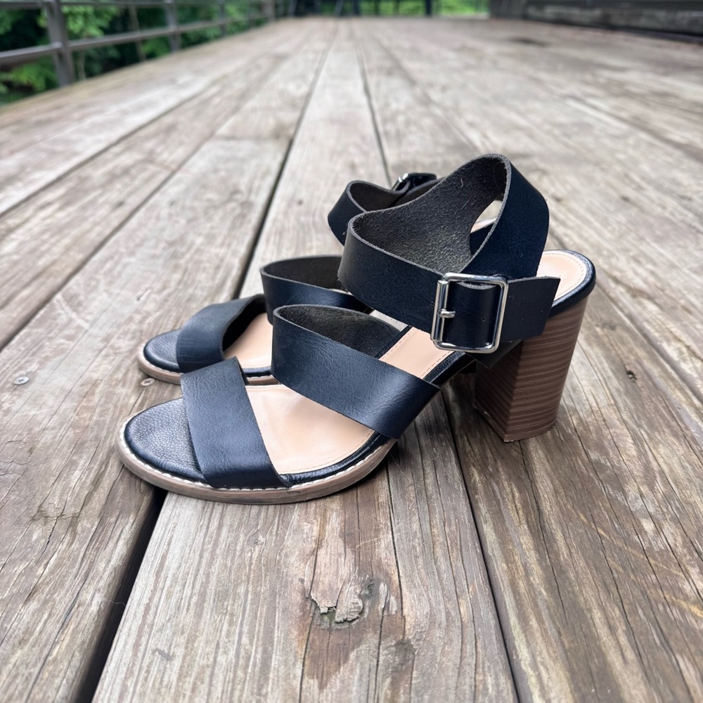 Old Navy Black Heeled Sandals with Cross-Strap Design